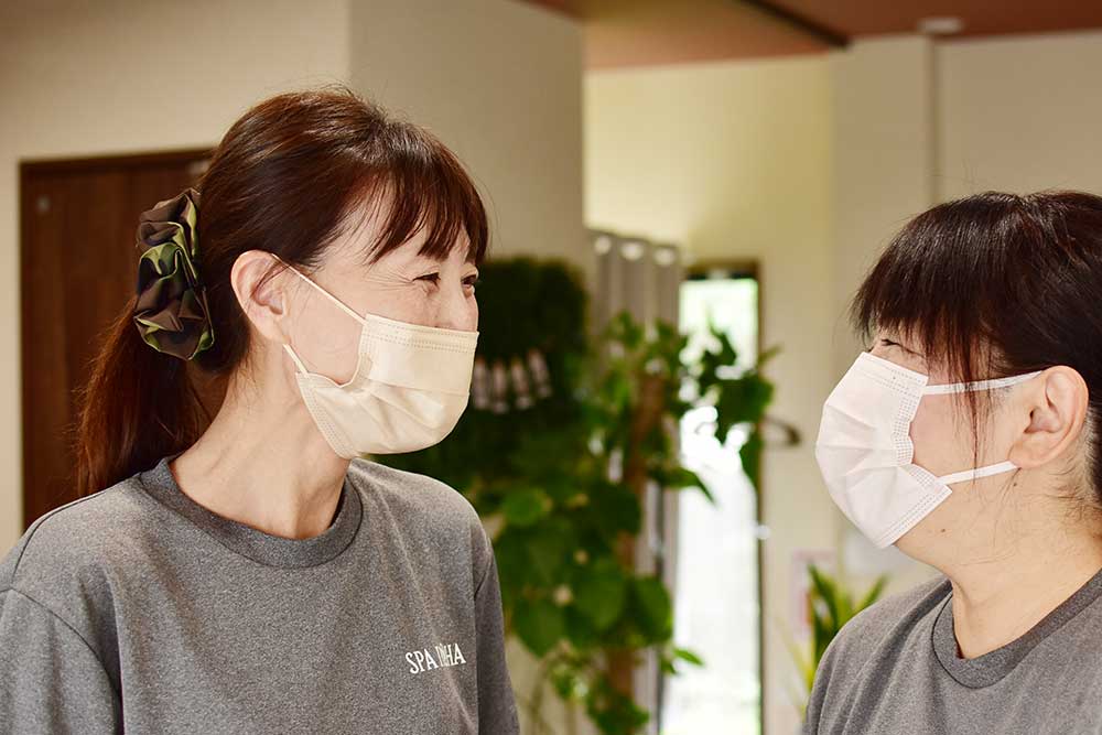 施設長と話をする看護師